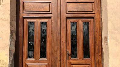 Фото: Вхідну дерев’яну браму будинку на вул. Залізнична, 4 відреставровано у співфінасуванні між ЛМР (70% коштів) і мешканцями (30% коштів)