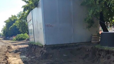 Кіоск розташований на земельній ділянці, яка підготовлена до укладання нового покриття. Біля нього - будівельне обладнання