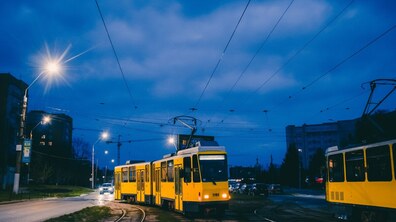Жовтий трамвай на розворотному кільці на вул. Княгині Ольги у вечірню пору.