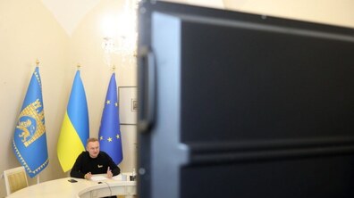Міський голова Львова Андрій Садовий за круглим столом у Білій залі Львівської міської ради під час онлайн-зустрічі. Частину фото закриває монітор для відеоконференцій