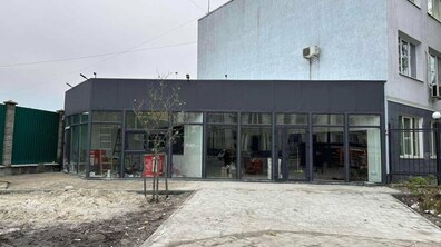 Фото: На площі Двірцевій демонтують самовільно встановлену тимчасову споруду