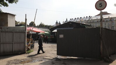 Фото: На пішохідній вулиці Старій усувають самовільно встановлені брами, що перешкоджають руху