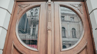 Фото: На вулиці Руданського відновили історичні двері