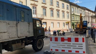 Фото: На вул. Дудаєва монтують новий каналізаційний колодязь: роботи триватимуть до п’ятниці