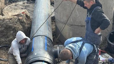 ремонтна бригада Львівводоканал замінює аварійну ділянку водопроводу - прокладає нові поліетиленові труби великого діаметру