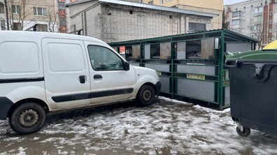 Фото: Власників авто просять не паркуватись біля сміттєвих контейнерів та не перешкоджати вивезенню ТПВ
