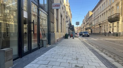частина вул. Дорошенка, де перемостили тротуар так, що вхід до магазину став повністю доступним і безбар՚єрним