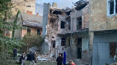 Фото: Пошкоджено 46 будинків, вибиті 522 вікна, 1 людина госпіталізована: наслідки нічного ворожого обстрілу Львова (відео)