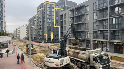 панорама вул. Залізничної, де демонтовують старе дорожнє покриття - працює спецтехніка