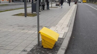 Фото: На вулицях Львова встановлюють ємності для піскосуміші, щоб оперативно реагувати на ожеледицю