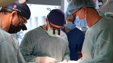 Фото: Топові реконструктивні і пластичні хірурги з Шотландії прооперували українських військових з ушкодженням лицевого нерва