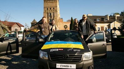 На фото один із придбаних пікапів. Поруч з автомобілем - четверо представників організацій, які долучитися до реалізації ідеї