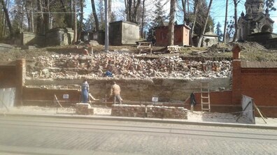Фото: Відремонтовано аварійні секції муру Личаківського кладовища