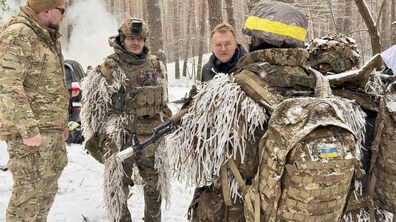 Мер Львова Андрій Садовий спілкується з військовими у польових умовах