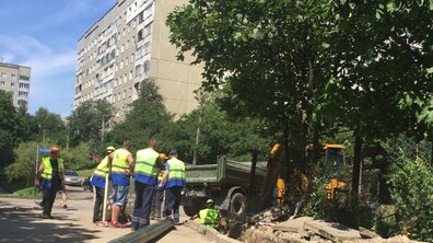 Фото: На вул. Трильовського триває заміна аварійного водопроводу: із серпня 12 багатоповерхівок отримуватимуть воду новим трубопроводом (відео)