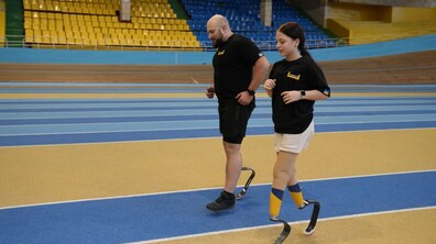 Фото: Здійснилась мрія: 13-річна Яна Степаненко і 30-річний воїн Олександр Рясний разом пробігли на протезах (фото/відео)