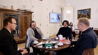 В кабінеті міського голови Львова за круглим столом відбувається зустріч з генеральним директором Національного комітету Товариства Червоного Хреста України