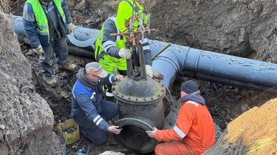 ремонтна бригада Львівводоканалу встановлює нову засувку на новій ділянці водопроводу