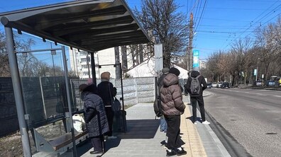 Фото: Доступний тротуар і зупинка громадського транспорту: на вулиці Сяйво завершили ремонтні роботи