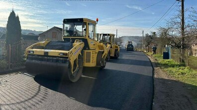 великогабаритна техніка стелить асфальт на вул. Озерній