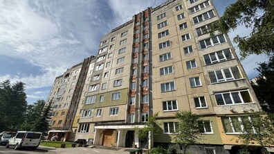 Фото: У будинку на вул. Хоткевича, 56, який найбільше постраждав від ракетного обстрілу, відремонтували дах, вікна і монтують ліфти