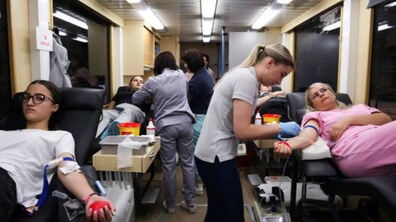 Фото: У центрі міста львів’яни та працівники Львівської мерії здали кров для військових