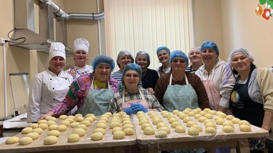 Фото: У Львові вимушено переміщені українки спільно з місцевими майстринями випікали пампухи