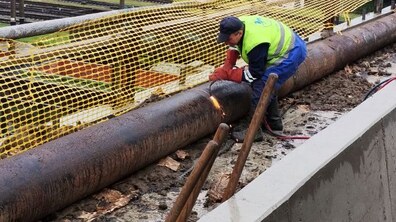 Фото: Львівводоканал замінив аварійний водопровід, який проходив по мосту на вул. Городоцька-Сяйво