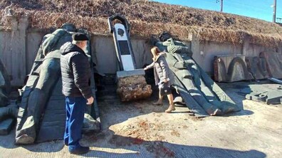 Фото: Пам’ятний знак А. Бучмі перенесли у музей «Територія терору»: він став 69-м експонатом колекції радянського монументального мистецтва