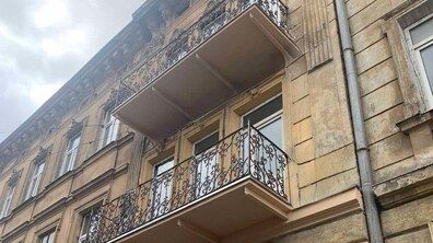 Фото: У будинку на вул. Джерельна, 43 відновили балкон, який обвалився влітку