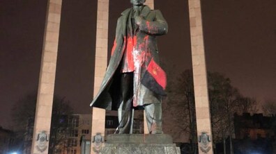Фото: Пам’ятник Степану Бандері облили невідомою рідиною