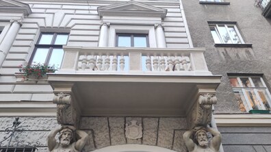 Фото: У Львові в 150-річному будинку-пам’ятці відреставрували два балкони з атлантами