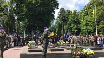 Фото: У Львові вшанували Героїв України