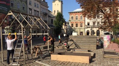 Фото: Сьогодні через центр міста не курсуватимуть трамваї, на пл Ринок тривають зйомки фільму