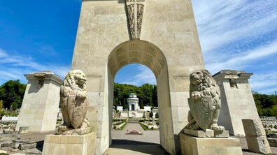 Фото: На Польських військових похованнях відкрили скульптури левів