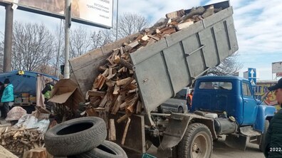 Фото: «Львівспецкомунтранс» відновлює збір дров для обігріву на блокпостах