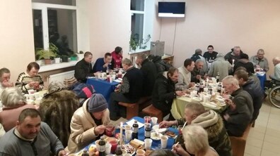Фото: Півсотні бездомних людей скуштували традиційних різдвяних страв