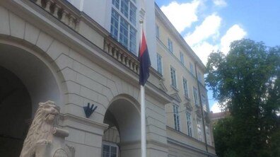 Фото: У День Героїв у Львові поряд з державним синьо-жовтим прапором замайорів червоно-чорний стяг