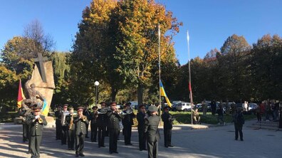 Фото: У Львові на площі біля пам’ятника «Воїнам, що віддали свої життя за Україну» відбулося мистецьке дійство