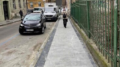 Фото: На вулиці Драгоманова проводять поточний ремонт частини тротуару