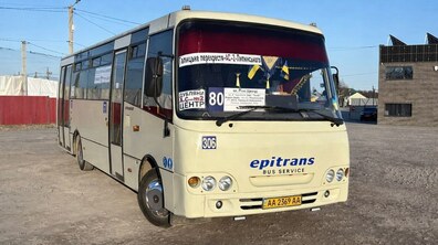 міський автобус світлого кремового кольору, на лобовому склі якого видно табличку маршруту № 80 «Дубляни – Центр», а всередині салону розміщені маленькі прапорці України.