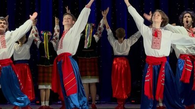 Хлопці в національних костюмах виконують український народний танець на сцені фестивалю