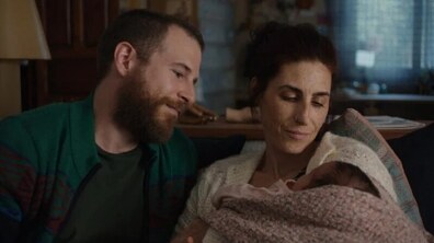 Кадр із фільму «Глуха»: жінка тримає на руках немовля, а чоловік поруч ніжно дивиться на дитину