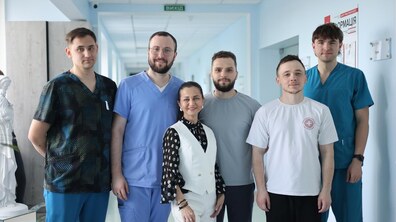На фото справа наліво: лікар-трансплантолог Андрій Крупач, лікар-анестезіолог Станіслав Жирош, лікар-інтерн Олександр Барковець, пацієнтка Анна Роман, лікарі-трансплантологи Володимир Дятел та Олег Гузій.