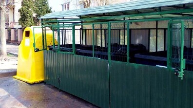 Фото: У Львові миють і ремонтують контейнери для відходів