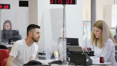 Чоловік під час візиту в ЦНАП, працівниці центру на робочих місцях
