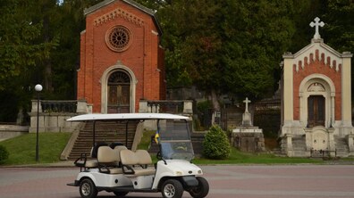 Фото: На Личаківському цвинтарі відновив роботу екскурсійний електромобіль