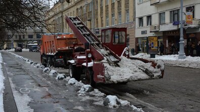 Фото: Сьогодні зранку місто прибирало 23 одиниці техніки