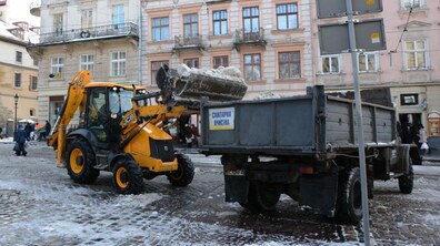 Фото: Станом на 07.00 год ранку в місті працювала 51 одиниця снігоприбиральної техніки