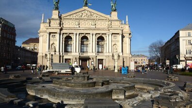 Фото: Демонтований фонтан біля оперного театру передали у Стрийський парк